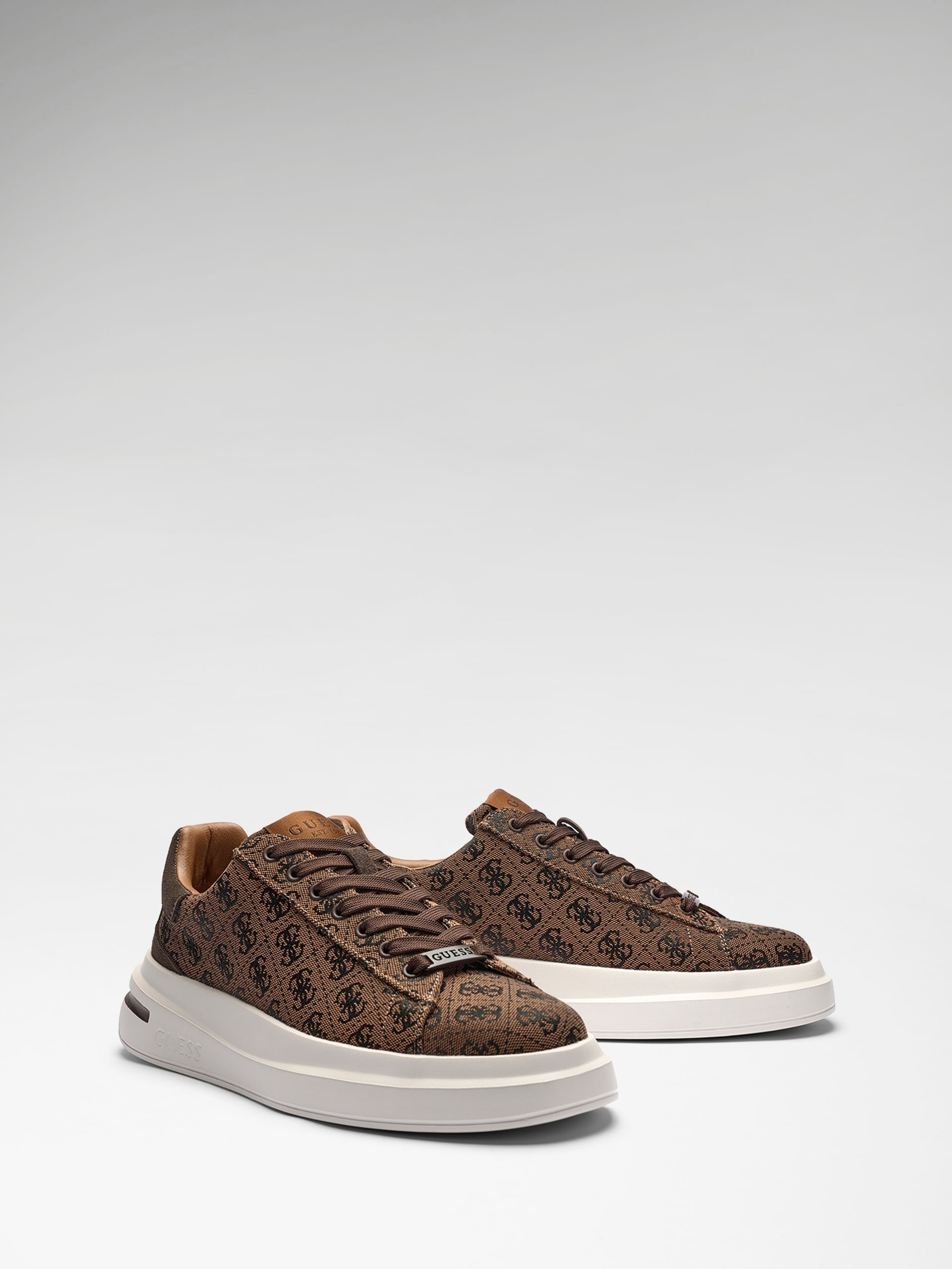 SNEAKER, Stilium